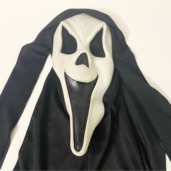 Scream Smiling Ghost Face Mask Fun World Div Glow in the Dark Halloween - Picture 3 of 16
